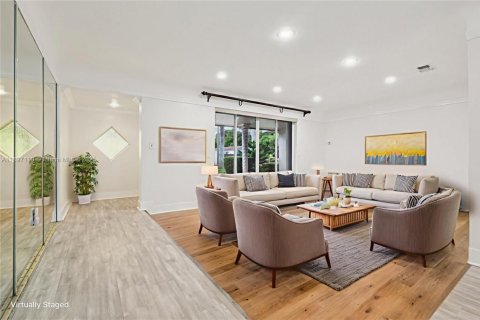 House in Miramar, Florida 3 bedrooms, 141.95 sq.m. № 1948581 - photo 6