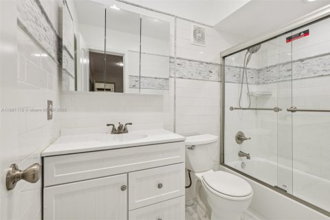 House in Miramar, Florida 3 bedrooms, 141.95 sq.m. № 1948581 - photo 8