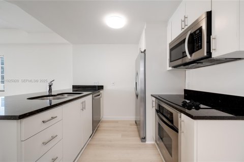 Снять в аренду кондоминиум в Майами, Флорида 2 спальни, 110.55м2, № 1987003 - фото 3