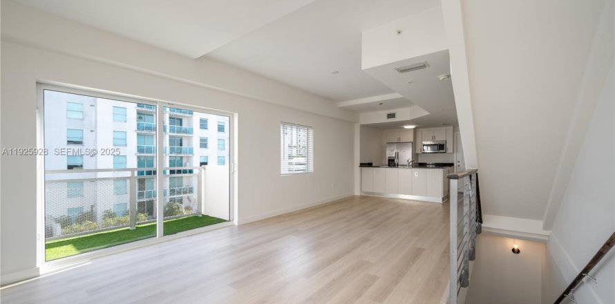 Кондоминиум с 2 спальнями в Майами, Флорида № 1987003