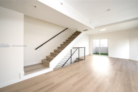 Снять в аренду кондоминиум в Майами, Флорида 2 спальни, 110.55м2, № 1987003 - фото 5