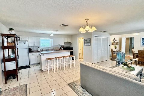 Villa ou maison à louer à New Smyrna Beach, Floride: 3 chambres, 162.21 m2 № 2205152 - photo 8