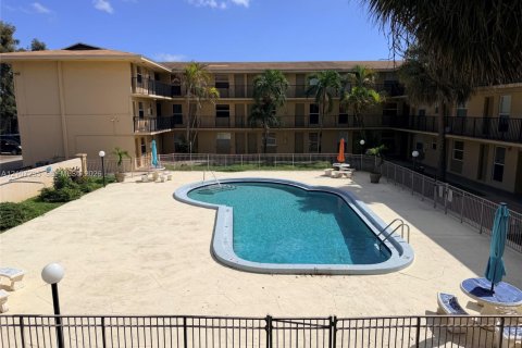 Copropriété à vendre à Miami Springs, Floride: 2 chambres, 57.97 m2 № 2429731 - photo 5