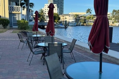 Condo in Hallandale Beach, Florida, 2 bedrooms  № 1763569 - photo 21
