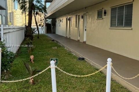 Condo in Hallandale Beach, Florida, 2 bedrooms  № 1763569 - photo 10