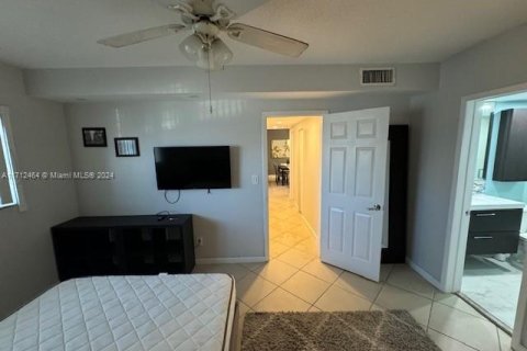 Condo in Hallandale Beach, Florida, 2 bedrooms  № 1763569 - photo 12