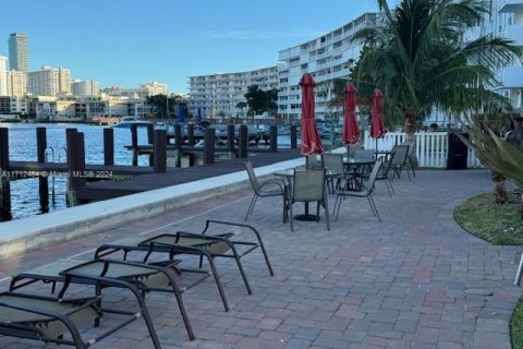 Condo in Hallandale Beach, Florida, 2 bedrooms  № 1763569 - photo 23
