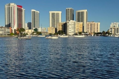 Condo in Hallandale Beach, Florida, 2 bedrooms  № 1763569 - photo 1
