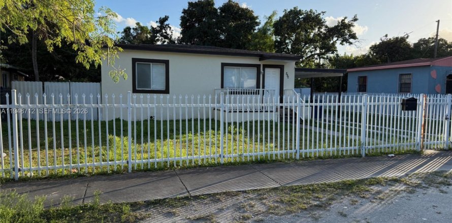 Дом в Майами, Флорида 4 спальни, 71.35м2 № 2005694