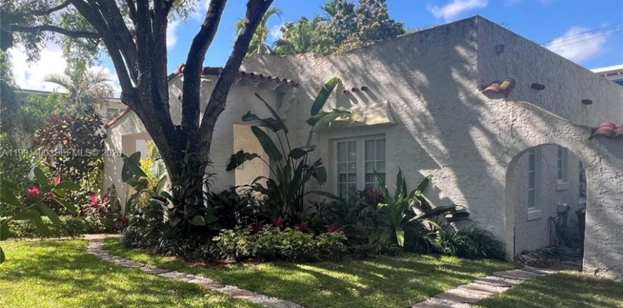 Дом в Корал-Гейблс, Флорида 3 спальни, 29.73м2 № 2052447