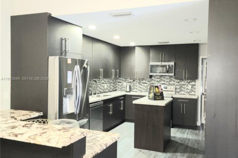 Casa en venta en Miramar, Florida, 4 dormitorios, 229.75 m2 № 1999498 - foto 13