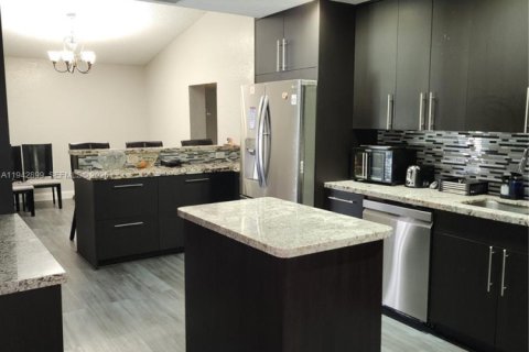 Casa en venta en Miramar, Florida, 4 dormitorios, 229.75 m2 № 1999498 - foto 3