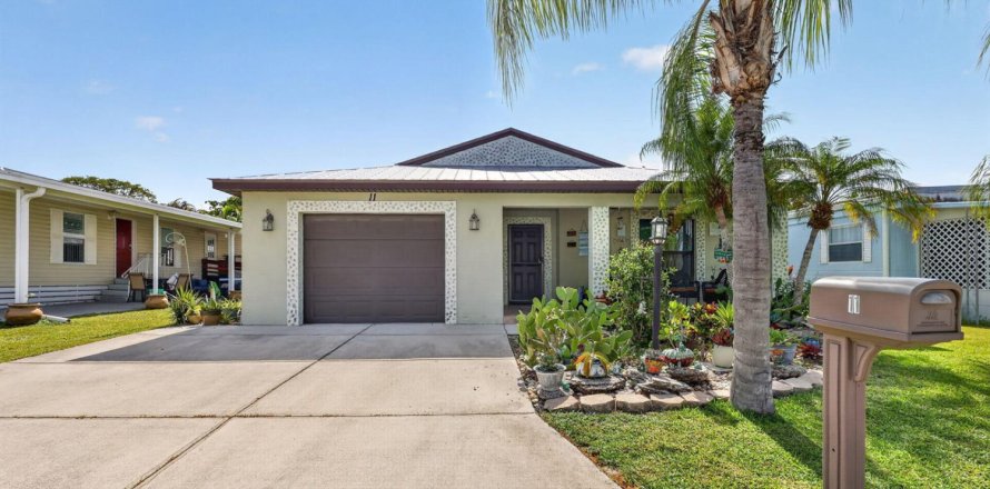 House in Port St. Lucie, Florida 2 bedrooms, 134.8 sq.m. № 2269909