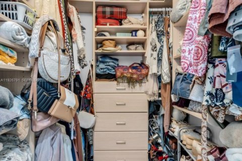 House in Pembroke Pines, Florida 3 bedrooms, 164.07 sq.m. № 1996016 - photo 29