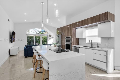 House in Pembroke Pines, Florida 3 bedrooms, 164.07 sq.m. № 1996016 - photo 12