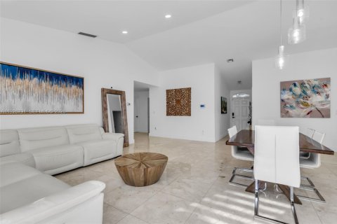 House in Pembroke Pines, Florida 3 bedrooms, 164.07 sq.m. № 1996016 - photo 14