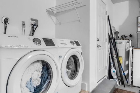 House in Pembroke Pines, Florida 3 bedrooms, 164.07 sq.m. № 1996016 - photo 25