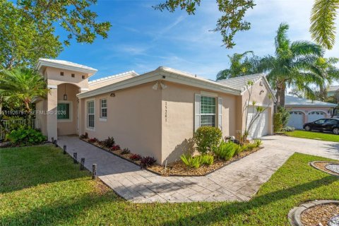 House in Pembroke Pines, Florida 3 bedrooms, 164.07 sq.m. № 1996016 - photo 9