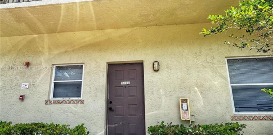 Кондоминиум с 2 спальнями в Санрайз, Флорида № 1966910