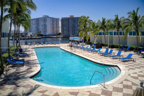 Купить кондоминиум в Халландейл-Бич, Флорида 3 спальни, 162.02м2, № 1957817 - фото 8