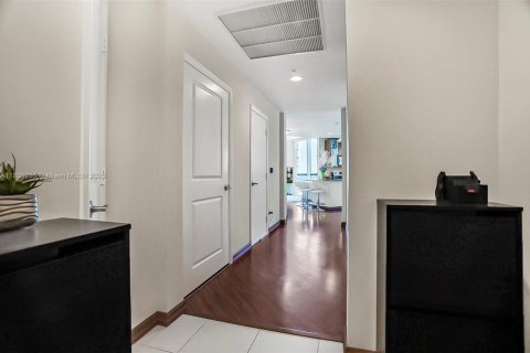 Купить кондоминиум в Халландейл-Бич, Флорида 3 спальни, 162.02м2, № 1957817 - фото 18