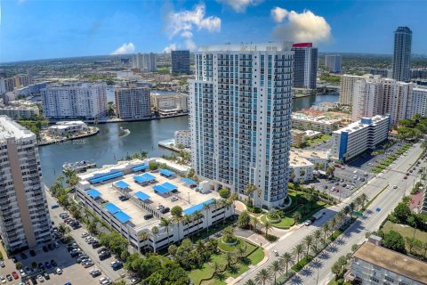 Купить кондоминиум в Халландейл-Бич, Флорида 3 спальни, 162.02м2, № 1957817 - фото 5