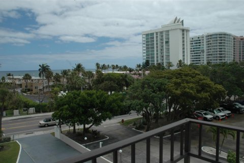 Condominio en venta en Pompano Beach, Florida, 2 dormitorios, 132.48 m2 № 2066621 - foto 1