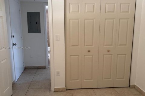 Condominio en alquiler en Miami, Florida, 2 dormitorios № 2168663 - foto 3