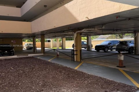 Condominio en alquiler en Miami, Florida, 2 dormitorios № 2168663 - foto 10