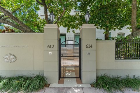 Condo in Coral Gables, Florida, 2 bedrooms  № 1707970 - photo 2