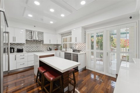 Condo in Coral Gables, Florida, 2 bedrooms  № 1707970 - photo 11