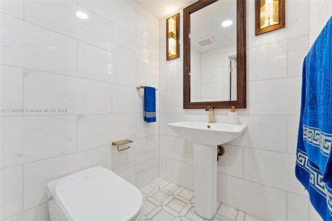 Condo in Coral Gables, Florida, 2 bedrooms  № 1707970 - photo 9