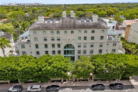 Condo in Coral Gables, Florida, 2 bedrooms  № 1707970 - photo 1