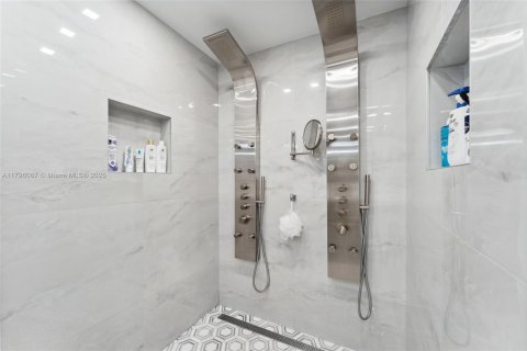 Condo in Coral Gables, Florida, 2 bedrooms  № 1707970 - photo 20