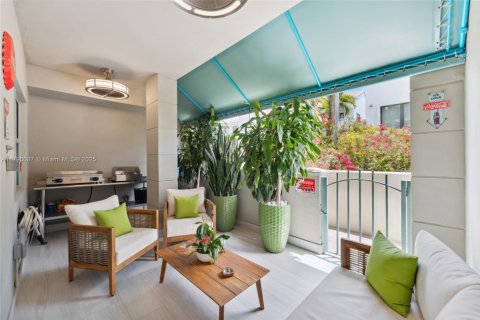 Condo in Coral Gables, Florida, 2 bedrooms  № 1707970 - photo 13