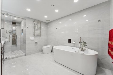 Condo in Coral Gables, Florida, 2 bedrooms  № 1707970 - photo 17