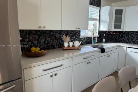 Casa en venta en Oakland Park, Florida, 3 dormitorios № 1998417 - foto 3