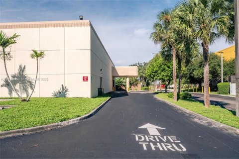 Propiedad comercial en venta en Miami, Florida № 1975557 - foto 11