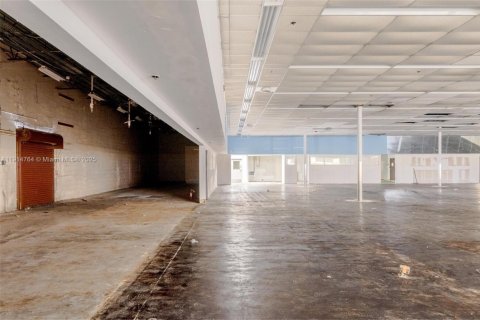 Propiedad comercial en venta en Miami, Florida № 1975557 - foto 17