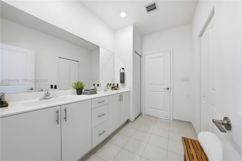Casa en venta en Miami, Florida, 5 dormitorios, 263.66 m2 № 2003785 - foto 11