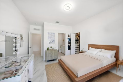 Casa en venta en Miami, Florida, 5 dormitorios, 263.66 m2 № 2003785 - foto 16