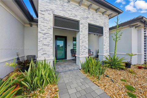 Casa en venta en Miami, Florida, 5 dormitorios, 263.66 m2 № 2003785 - foto 2