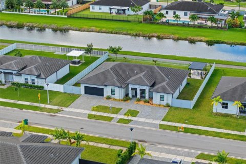 Casa en venta en Miami, Florida, 5 dormitorios, 263.66 m2 № 2003785 - foto 1