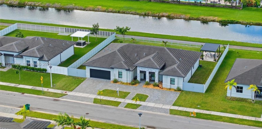 Casa en Miami, Florida 5 dormitorios, 263.66 m2 № 2003785