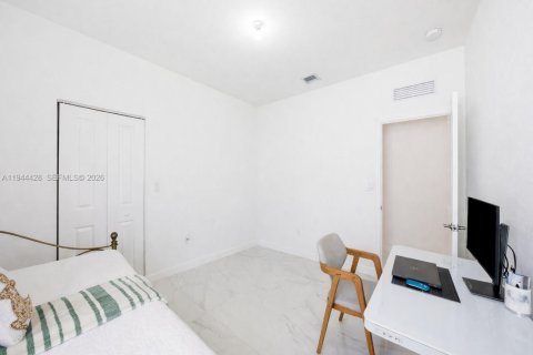 Casa en venta en Miami, Florida, 5 dormitorios, 263.66 m2 № 2003785 - foto 17