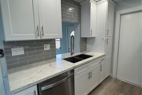 House in Sunrise, Florida 2 bedrooms, 88.72 sq.m. № 1982503 - photo 5