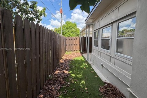 House in Sunrise, Florida 2 bedrooms, 88.72 sq.m. № 1982503 - photo 16