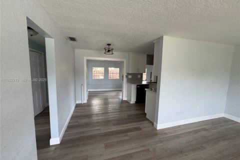 House in Sunrise, Florida 2 bedrooms, 88.72 sq.m. № 1982503 - photo 3