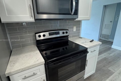 House in Sunrise, Florida 2 bedrooms, 88.72 sq.m. № 1982503 - photo 6