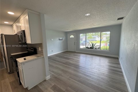 House in Sunrise, Florida 2 bedrooms, 88.72 sq.m. № 1982503 - photo 4